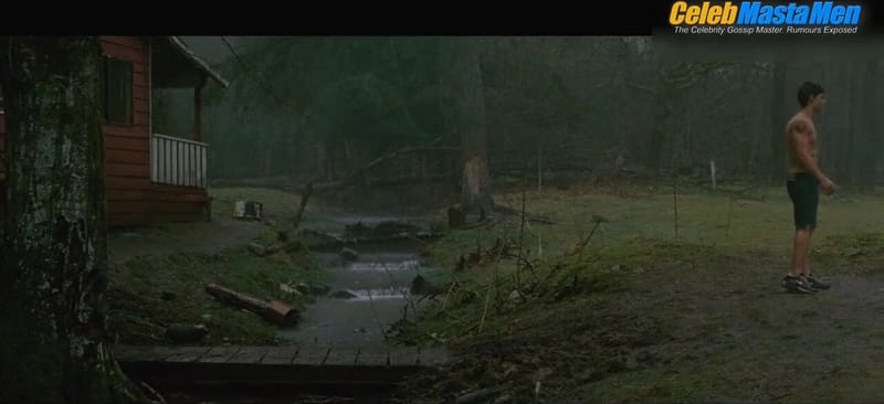 Taylor Lautner's Shirtless, Sexy Scene from The Twilight Saga New Moon