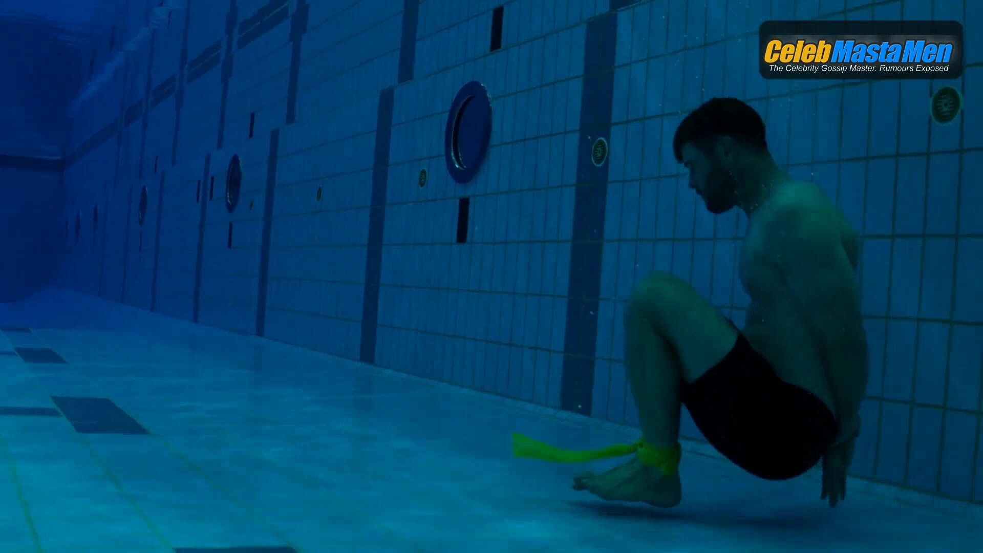 Chris Hemsworth Bathing Suit, Shirtless Scene In Limitless - Photo 1 of 5 photo 2