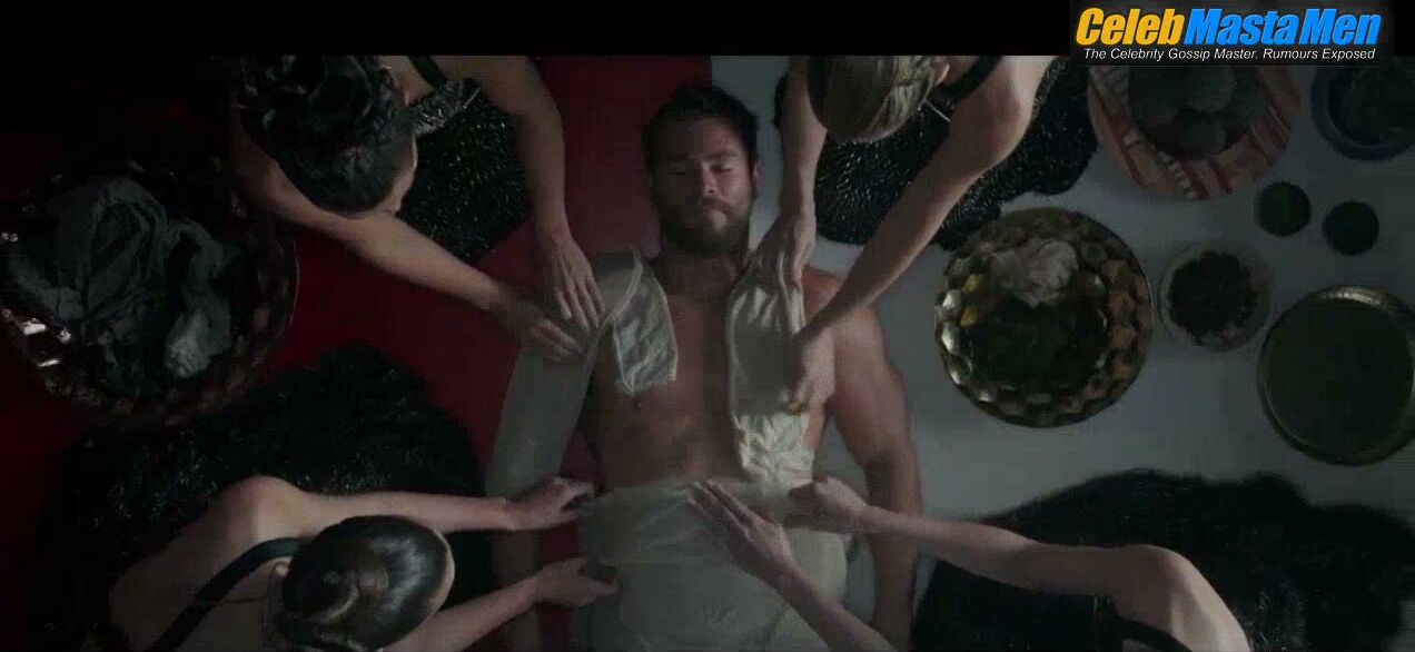 Chris Hemsworth Sexy Scene In Thor: Ragnarok - Photo 2 of 5