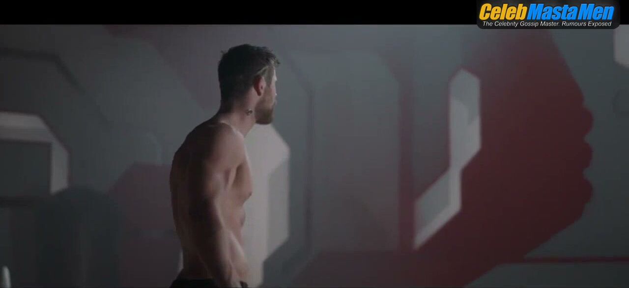 Chris Hemsworth Sexy Scene In Thor: Ragnarok - Photo 2 of 5 photo 5