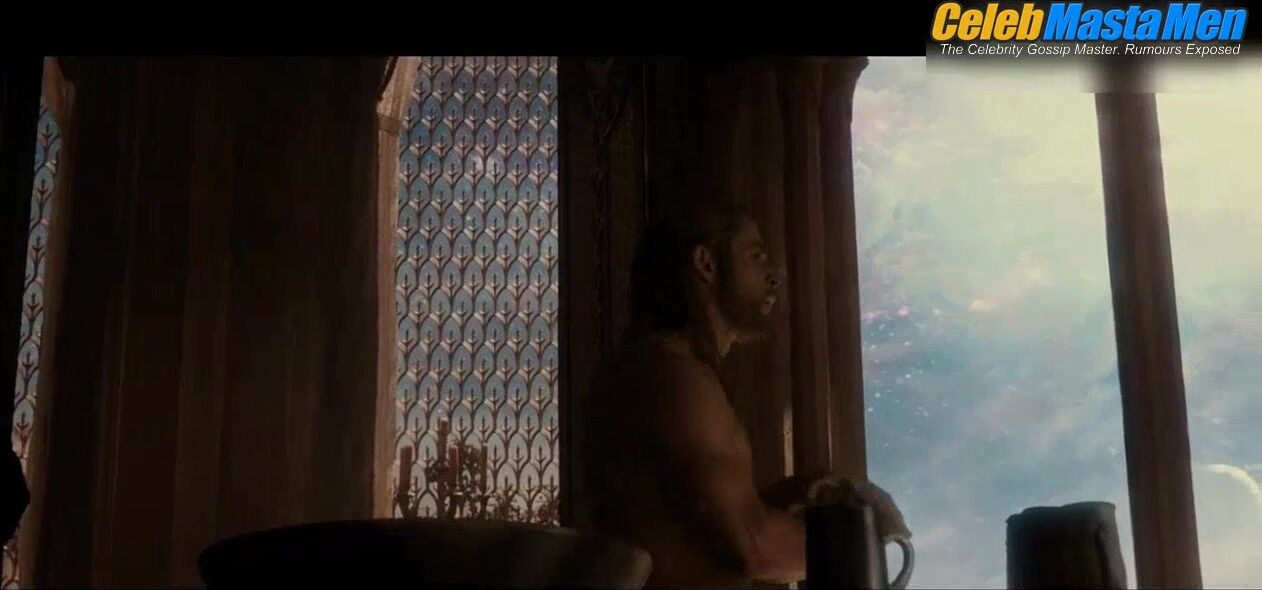 Chris Hemsworth Sexy,Shirtless Scene in Thor: The Dark World screenshot 4