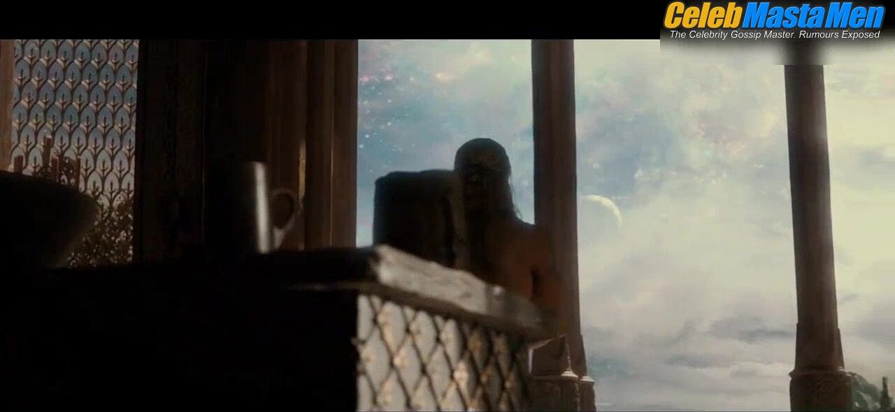 Chris Hemsworth Sexy,Shirtless Scene in Thor: The Dark World screenshot 5