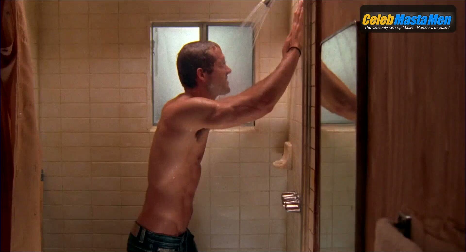 Ryan Reynolds Shirtless Scene in The Nines screenshot 2