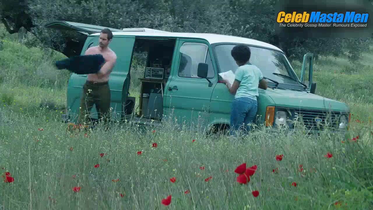 Alexander Skarsgard Shirtless Scene In The Little Drummer Girl - Photo 2 of 5