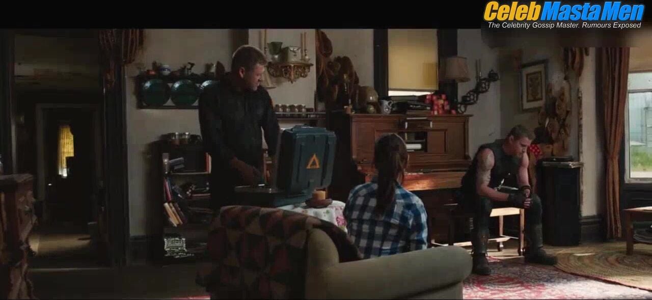 Channing Tatum Shirtless Scene In Jupiter Ascending - Photo 2 of 5 photo 1