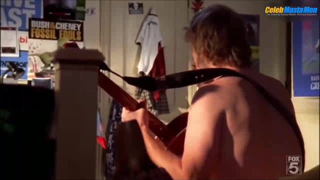 Chris Pratt Shirtless Scene In The O.c. - Photo 1 of 5