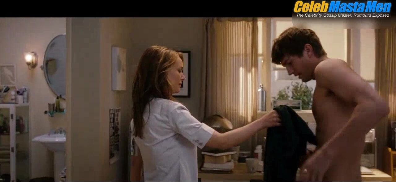 Ashton Kutcher Shirtless Scene In No Strings Attached - Photo 1 of 5 photo 2