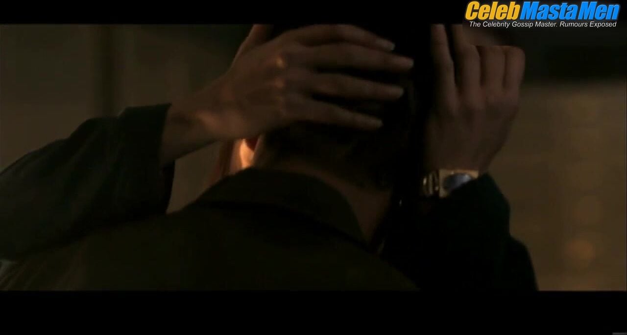 Jason Statham ’s Shirtless, Sexy Scene From The Bank - Photo 2 of 5