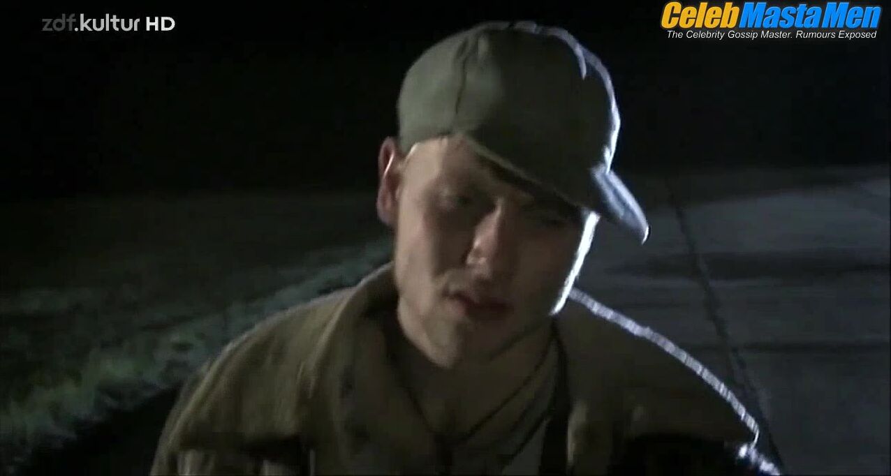 Max Riemelt Shirtless, Butt Scene From Nachtasyl - Photo 2 of 5 photo 1