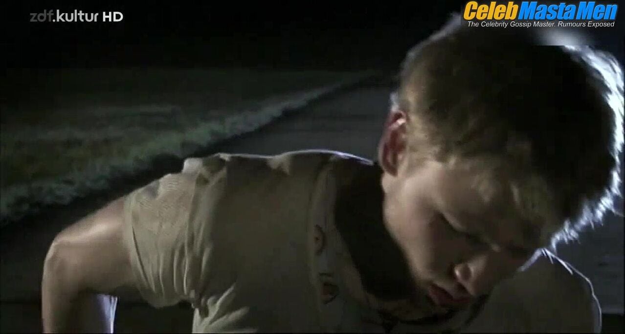 Max Riemelt Shirtless, Butt Scene From Nachtasyl - Photo 2 of 5