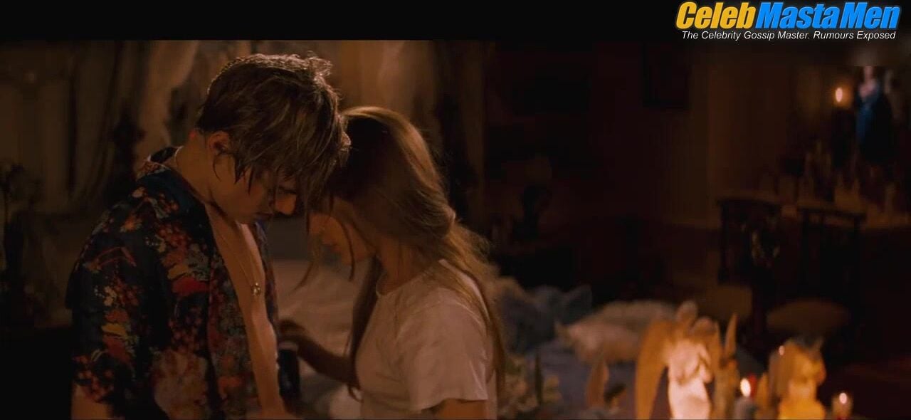Leonardo Dicaprio Shirtless, Sexy Scene From Romeo + Juliet - Photo 4 of 5 photo 1