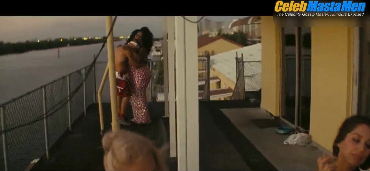 Zac Efron Shirtless Scene In The Beach Bum - Photo 2 of 5 photo 1