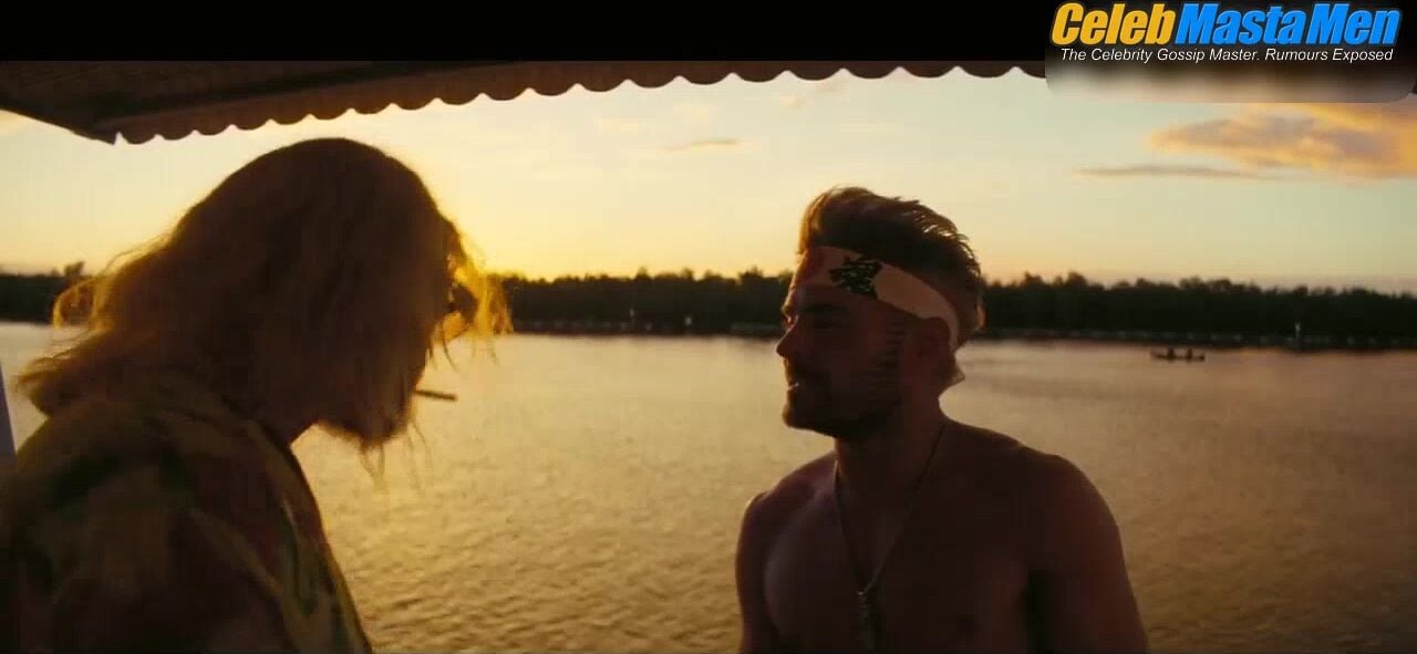 Zac Efron Shirtless Scene In The Beach Bum - Photo 2 of 5 photo 5
