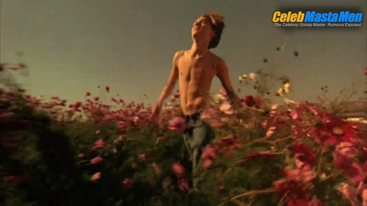Leonardo Dicaprio Shirtless Scene From The Basketball Diaries - Photo 2 of 5 photo 1