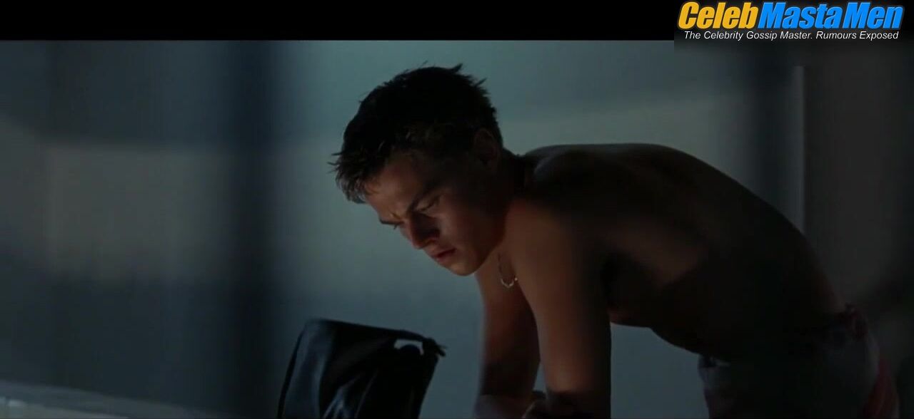 Leonardo Dicaprio ’s Shirtless Scene From The Beach - Photo 1 of 5 photo 2