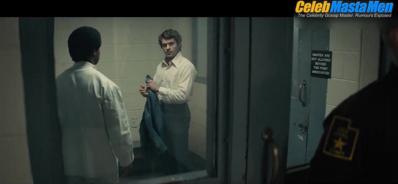 Zac Efron Shirtless And Booty Scene From Extremely - Photo 1 of 5