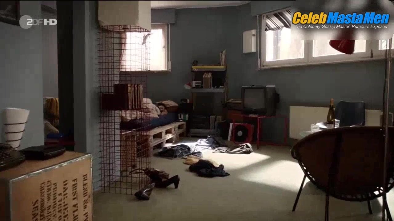 Max Riemelt Bulge, Underwear Scene From Blutgeld - Photo 2 of 5 photo 1