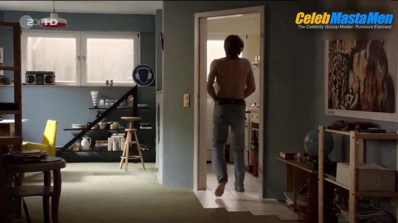 Max Riemelt Bulge, Underwear Scene From Blutgeld - Photo 2 of 5