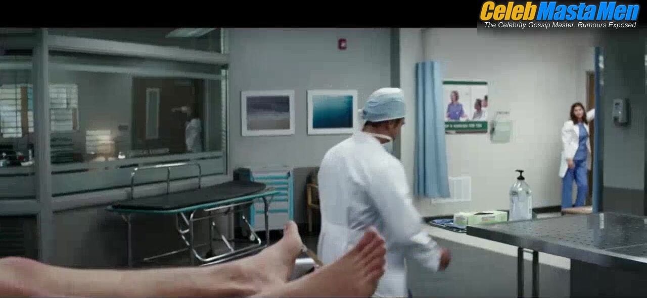 Oscar Nunez Zac Efron And Sexy Scene From Baywatch - Photo 1 of 5 photo 4