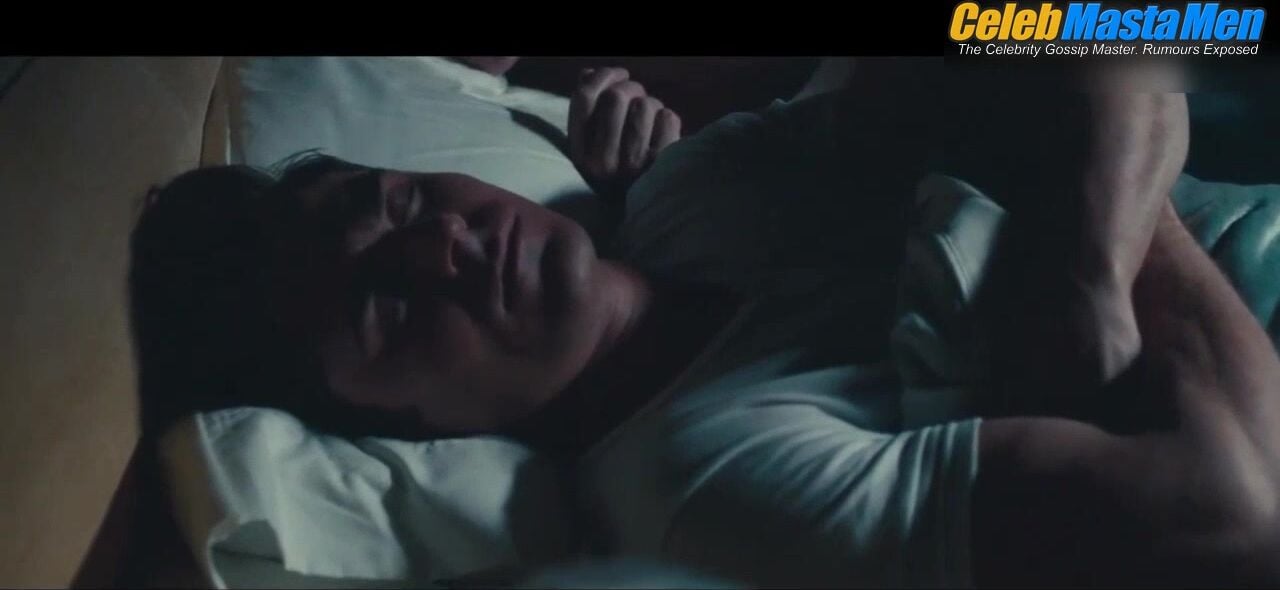 Robert De Niro Zac Efron And Steamy Scene From Dirty Grandpa - Photo 1 of 5 photo 2