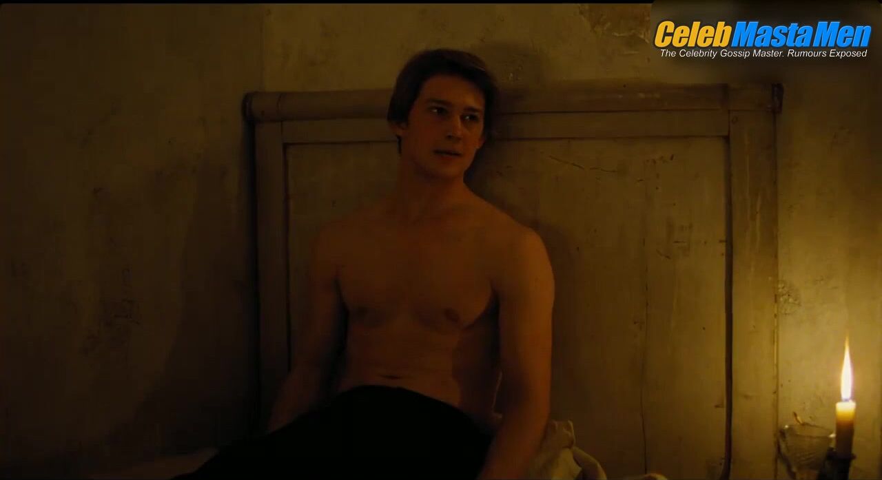 Joe Alwyn Straight, Shirtless Scene In The Favourite - Photo 1 of 5