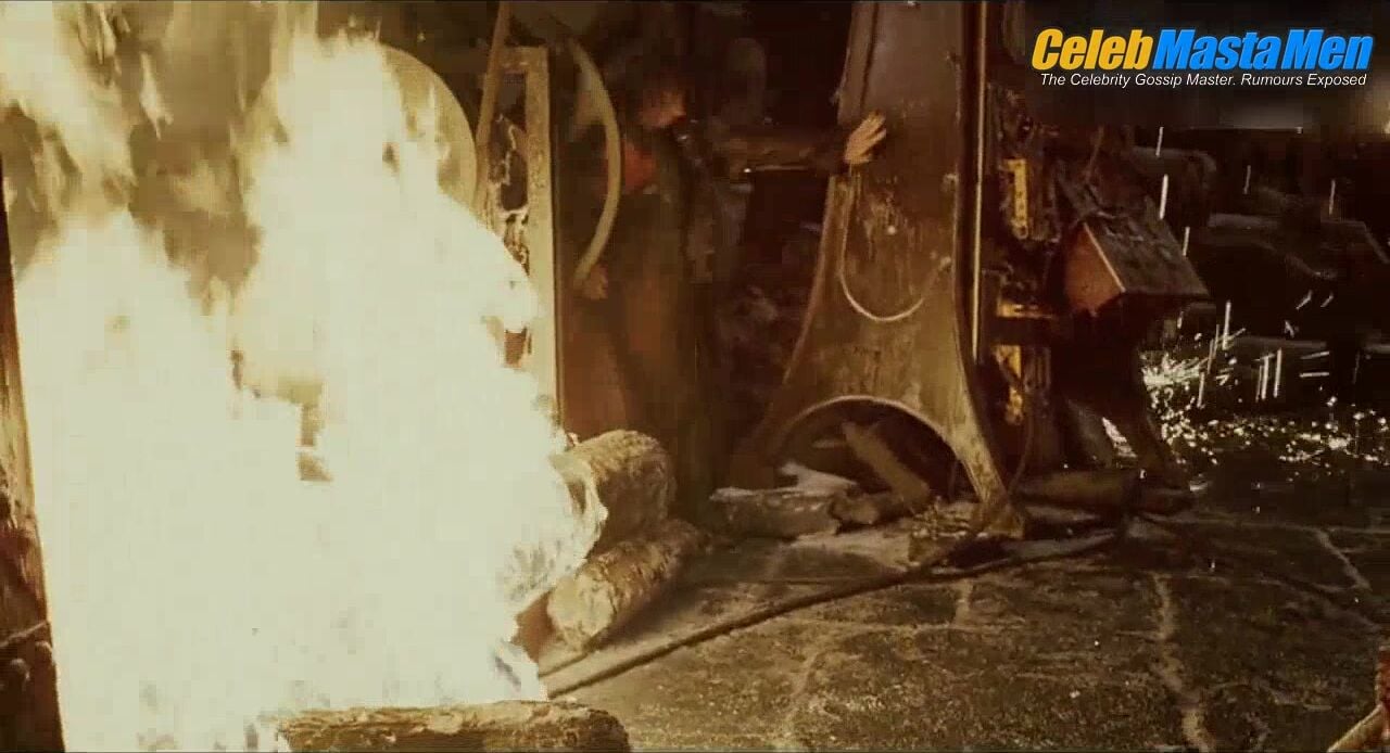 Hugh Jackman Shirtless Scene In Van Helsing - Photo 2 of 5 photo 1