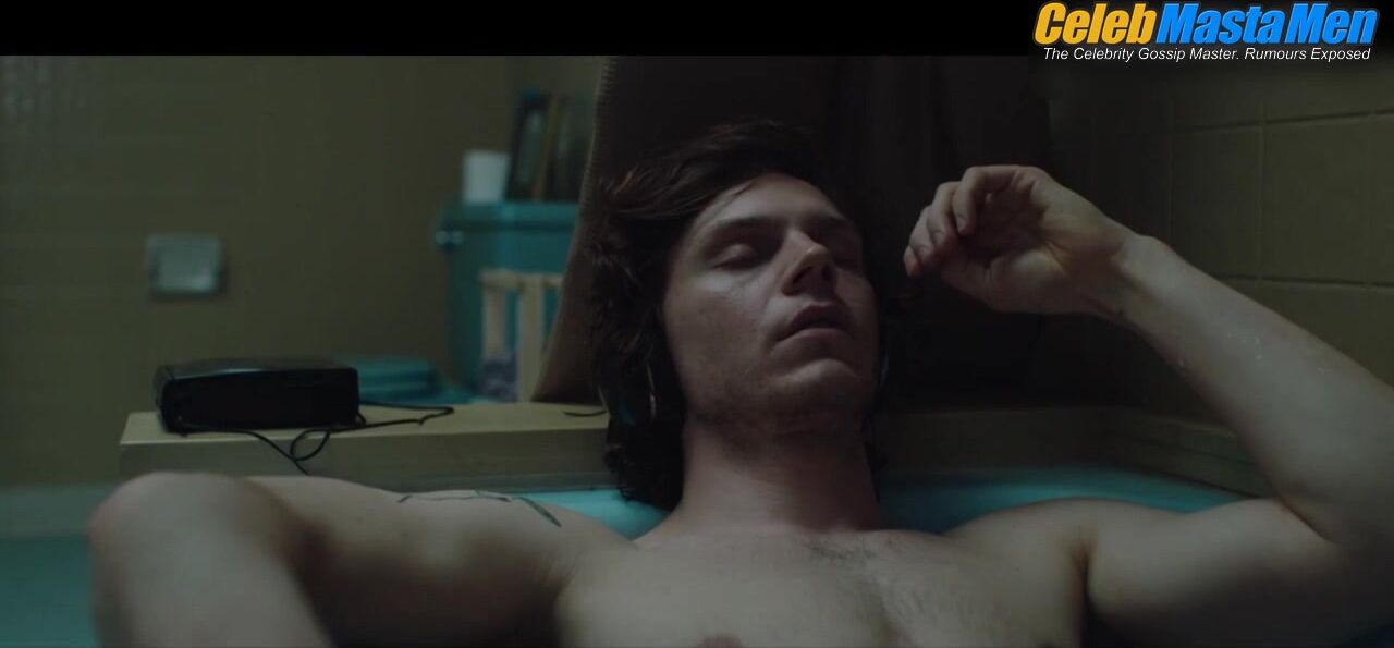 Evan Peters Shirtless Scene In American Animals - Photo 1 of 5