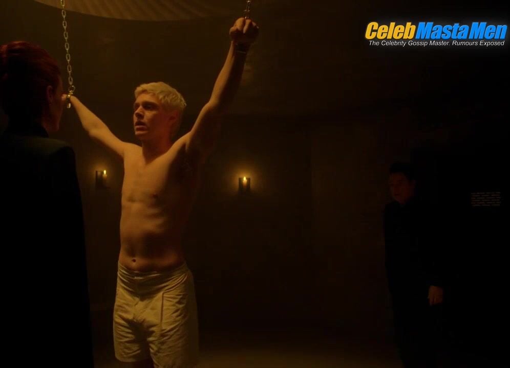 Evan Peters Shirtless, Underwear Scene In American - Photo 1 of 5