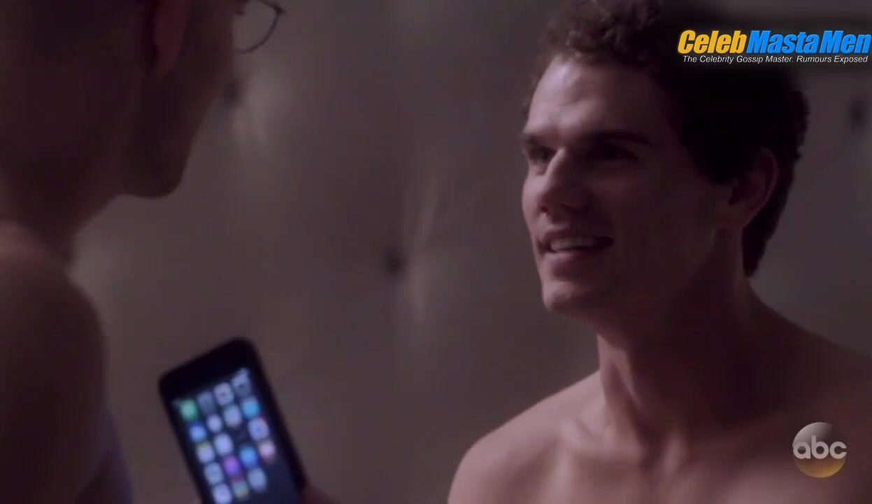 Jay Armstrong Johnson And Russell Tovey Sexy Scene From Quantico - Photo 2 of 5 photo 5