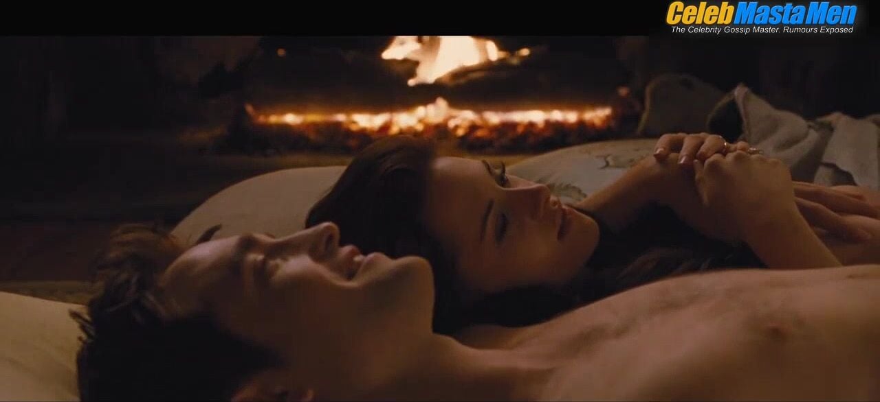 Robert Pattinson Shirtless, Sexy Scene From The Twilight Saga - Photo 1 of 5 photo 2