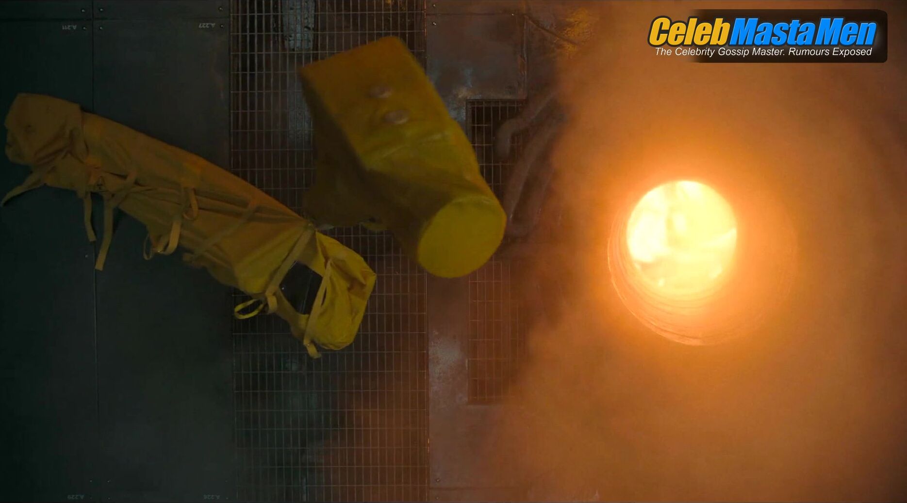 Robert Pattinson Shirtless, Butt Scene From Mickey 17 - Photo 1 of 5 photo 2