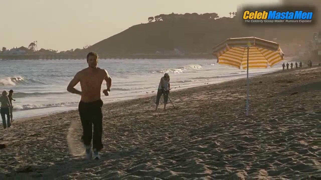 Eric Dane Shirtless Scene From Valentine’s Day - Photo 1 of 5