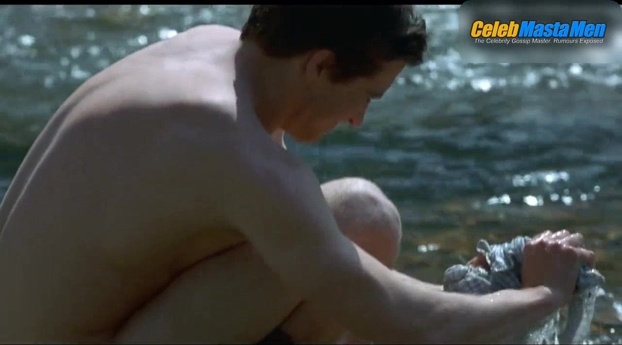 Jake Gyllenhaal Shirtless, Ass Scene From Brokeback Mountain - Photo 2 of 5