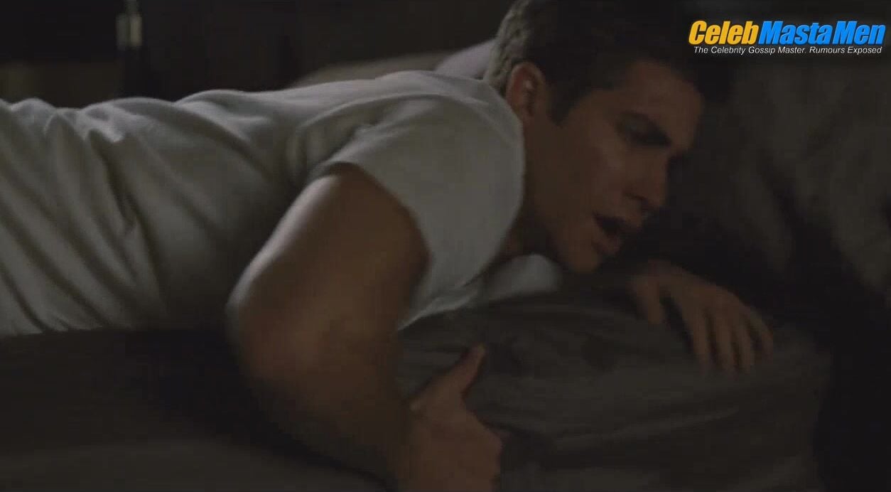 Jake Gyllenhaal And Josh Gad Bulge, Underwear Scene From - Photo 1 of 5