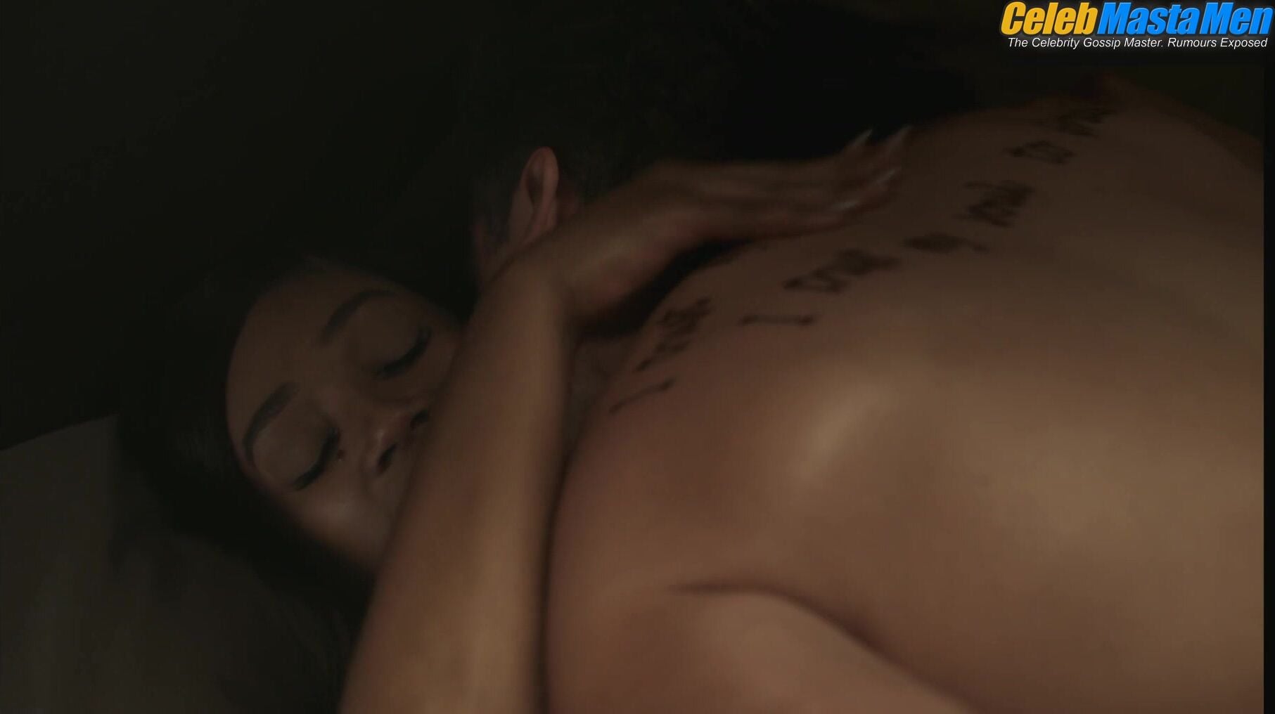 Oscar Isaac Shirtless, Straight Scene From The Card - Photo 2 of 5 photo 5