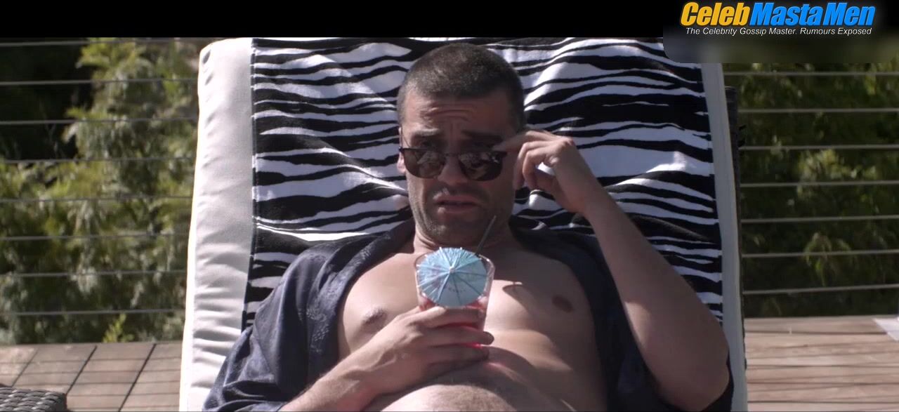 Oscar Isaac ’s Bulge And Shirtless Scene In Mojave - Photo 2 of 5