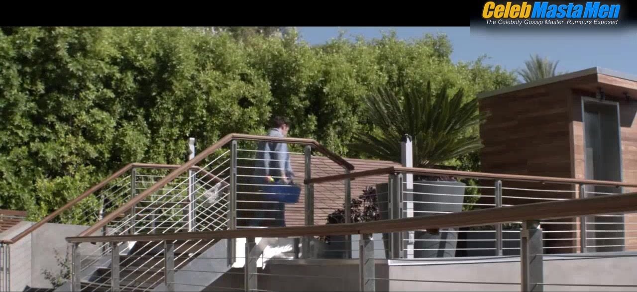 Oscar Isaac ’s Bulge And Shirtless Scene In Mojave - Photo 2 of 5 photo 4