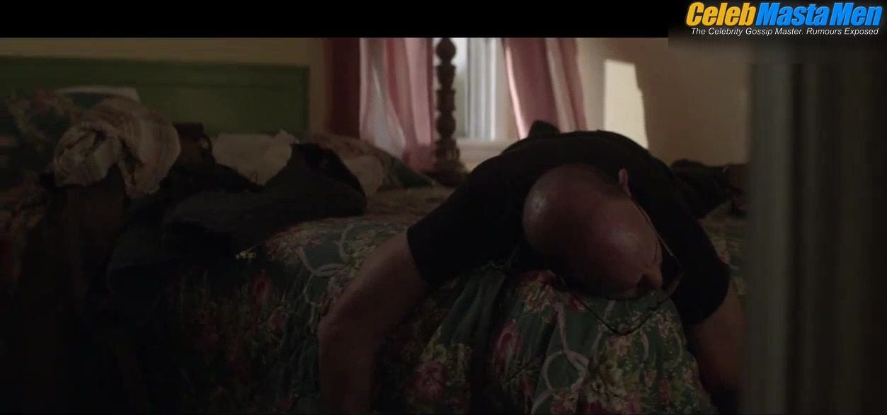 Oscar Isaac Shirtless Scene In Mojave - Photo 2 of 5 photo 1