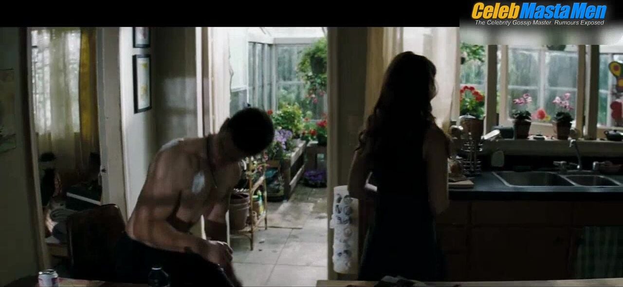 Mark Wahlberg ’s Shirtless Scene From Shooter - Photo 2 of 5