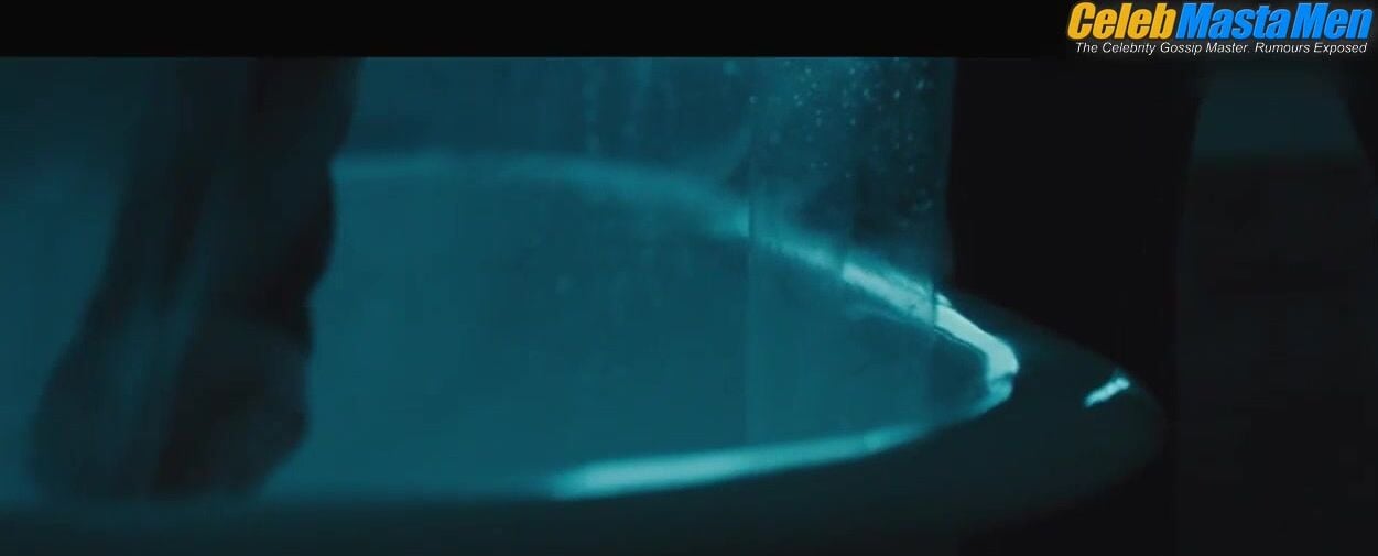 Mark Wahlberg ’s Shirtless, Sexy Scene From Broken - Photo 2 of 5 photo 1