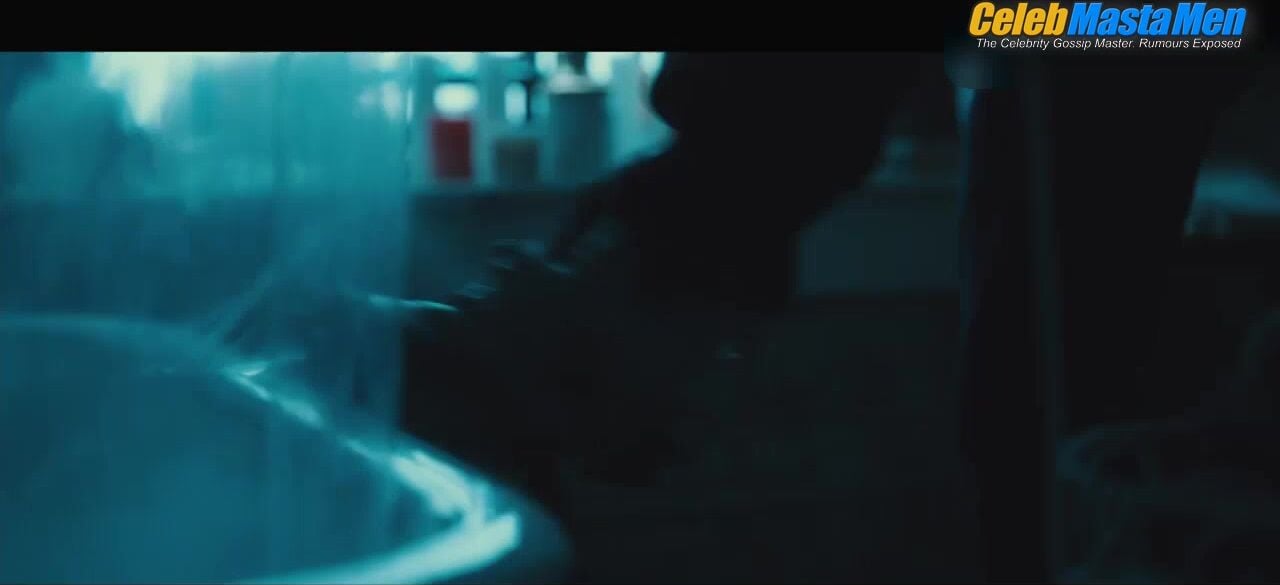 Mark Wahlberg ’s Shirtless, Sexy Scene From Broken - Photo 2 of 5