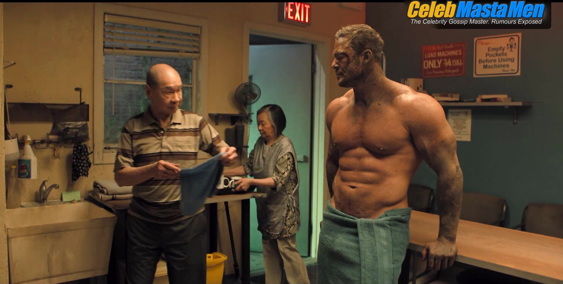Alan Ritchson ’s Shirtless Scene From Reacher - Photo 2 of 5