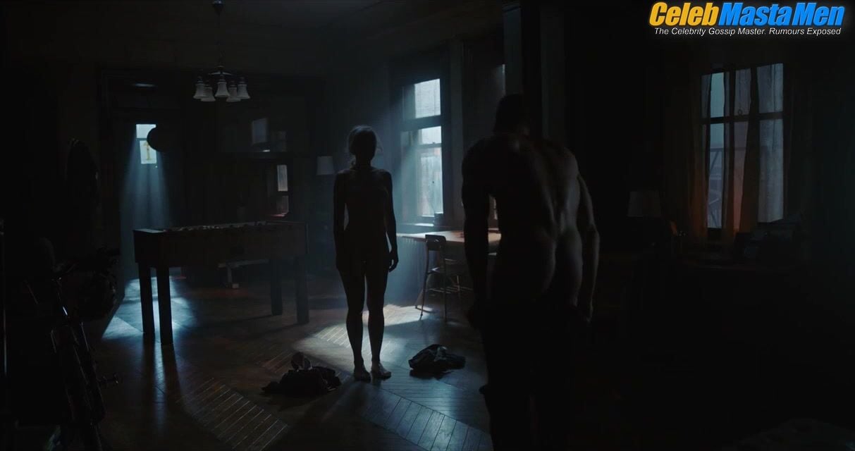 Alan Ritchson ’s Ass, Straight Scene In Titans - Photo 3 of 5 photo 2