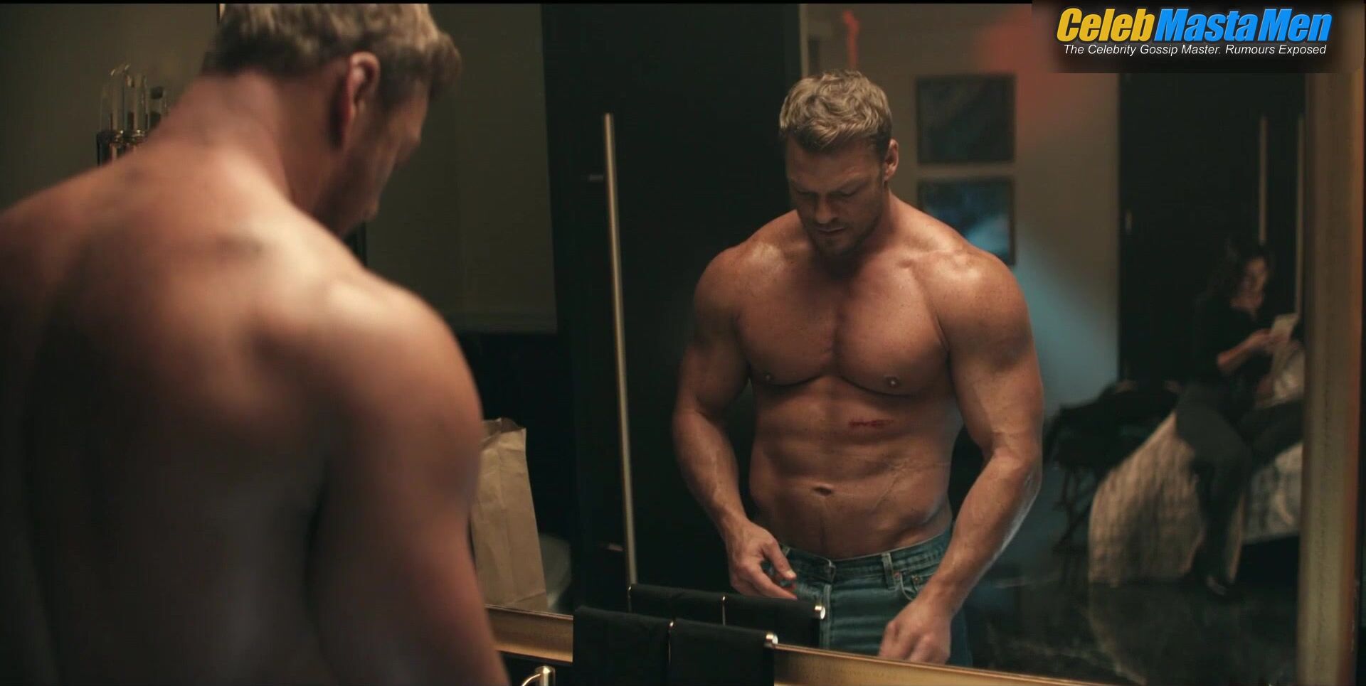 Alan Ritchson Shirtless In A Straight Scene From Reacher - Photo 2 of 5