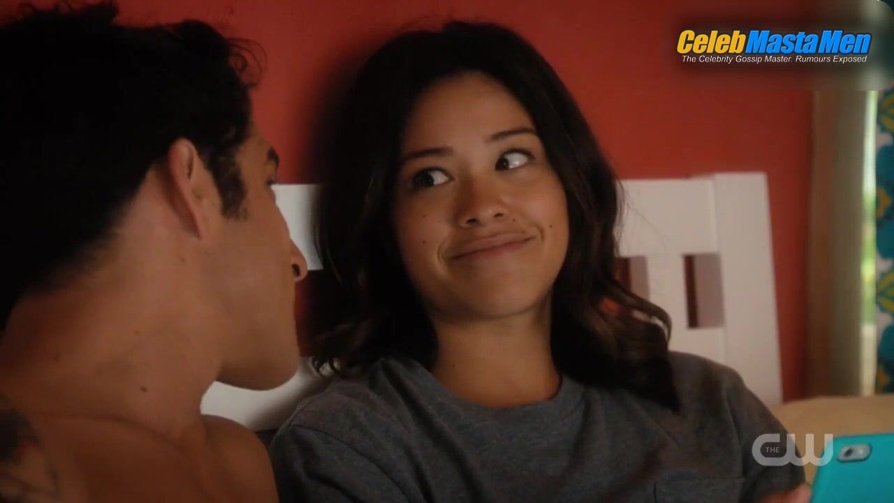 Tyler Posey Hot Scene From Jane The Virgin - Photo 2 of 5 photo 4